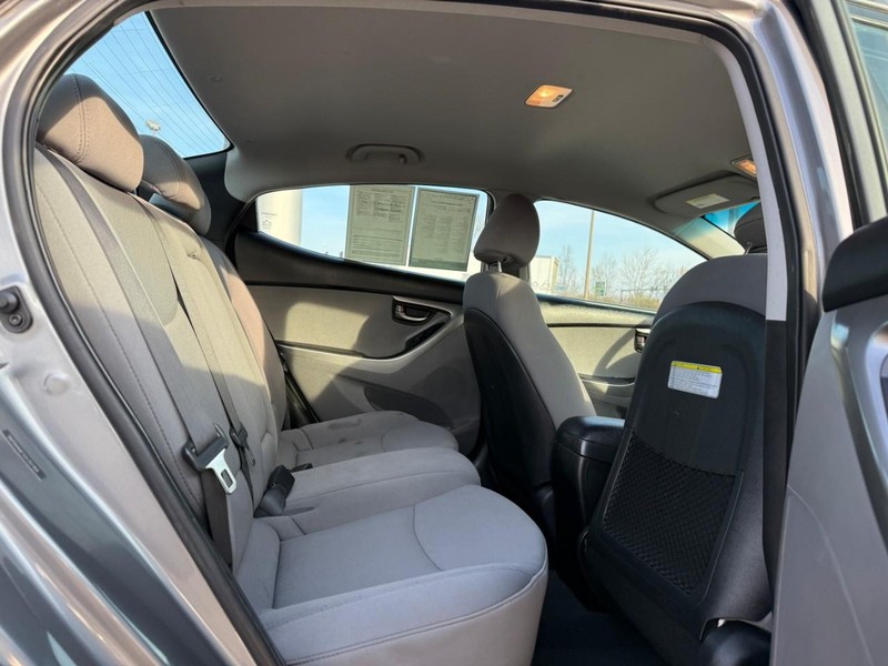 Hyundai Elantra Vehicle Full-screen Gallery Image 09