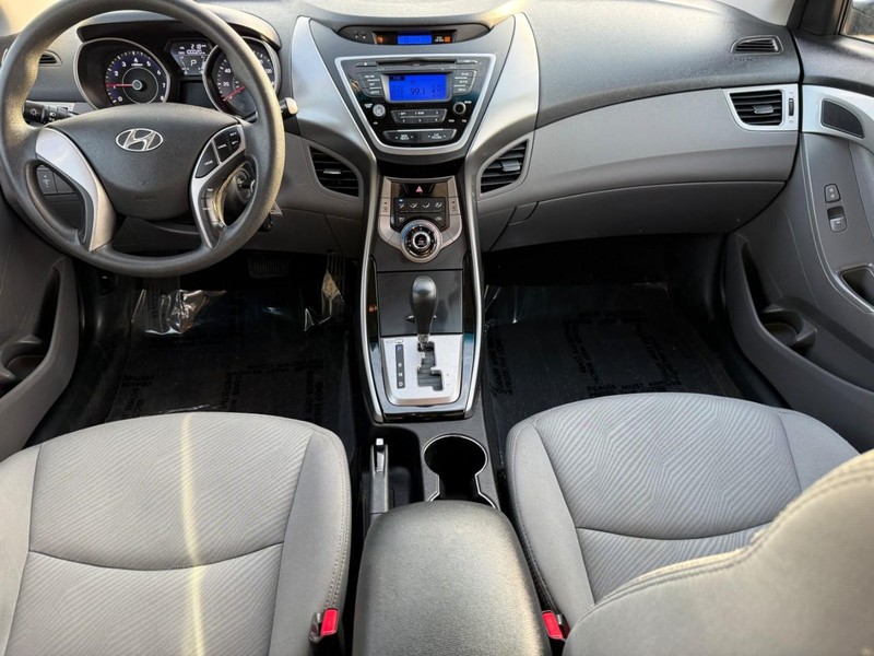 Hyundai Elantra Vehicle Full-screen Gallery Image 10
