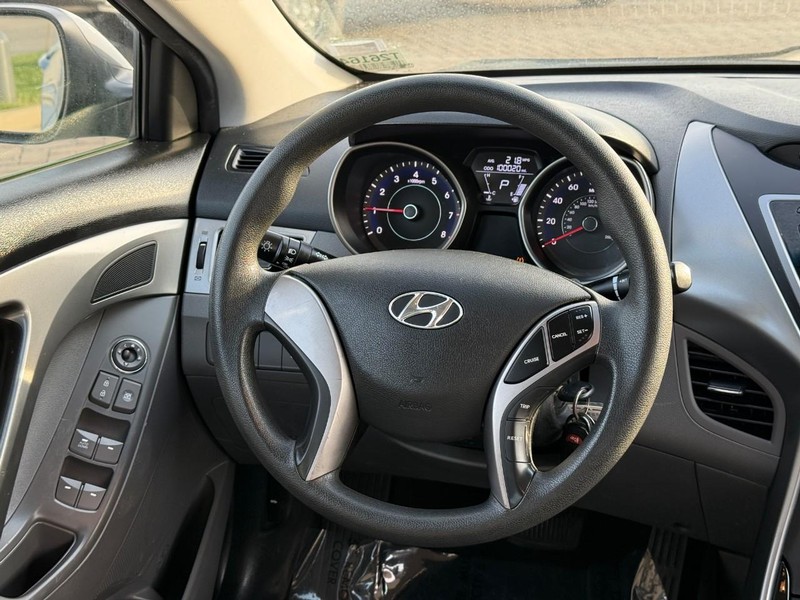 Hyundai Elantra Vehicle Full-screen Gallery Image 11