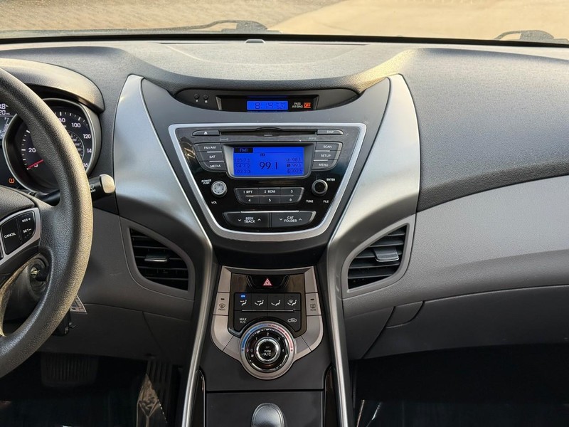 Hyundai Elantra Vehicle Full-screen Gallery Image 12