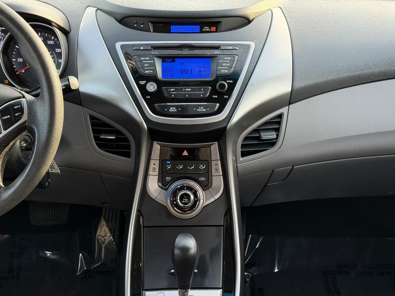 Hyundai Elantra Vehicle Full-screen Gallery Image 13