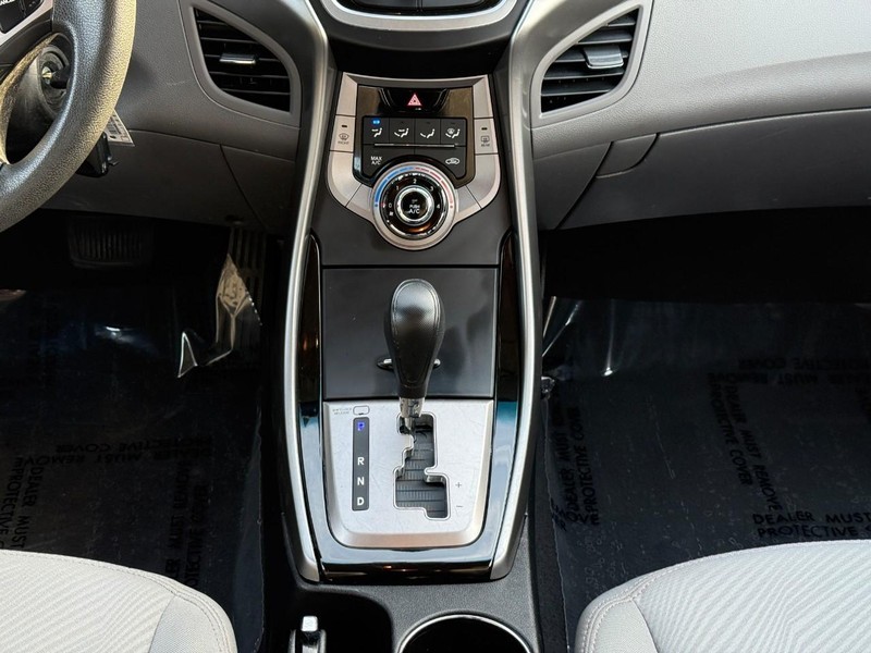 Hyundai Elantra Vehicle Full-screen Gallery Image 14