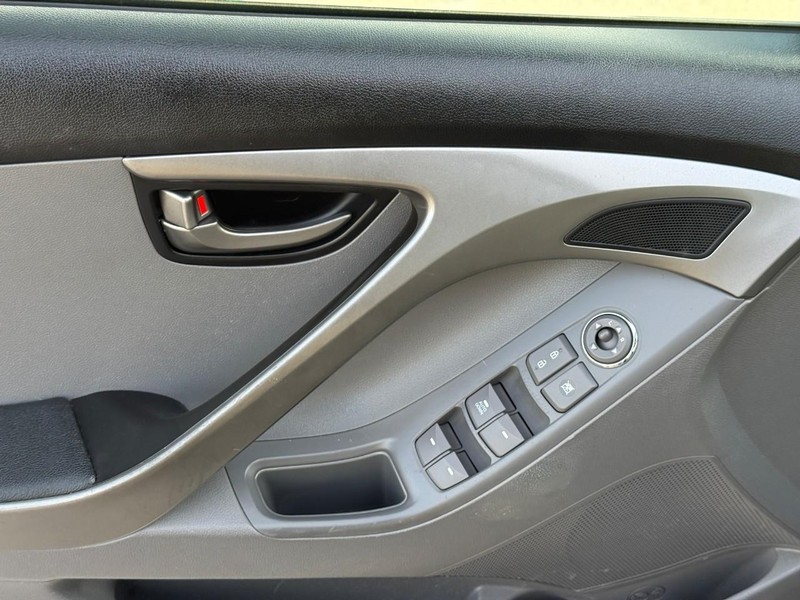 Hyundai Elantra Vehicle Full-screen Gallery Image 15