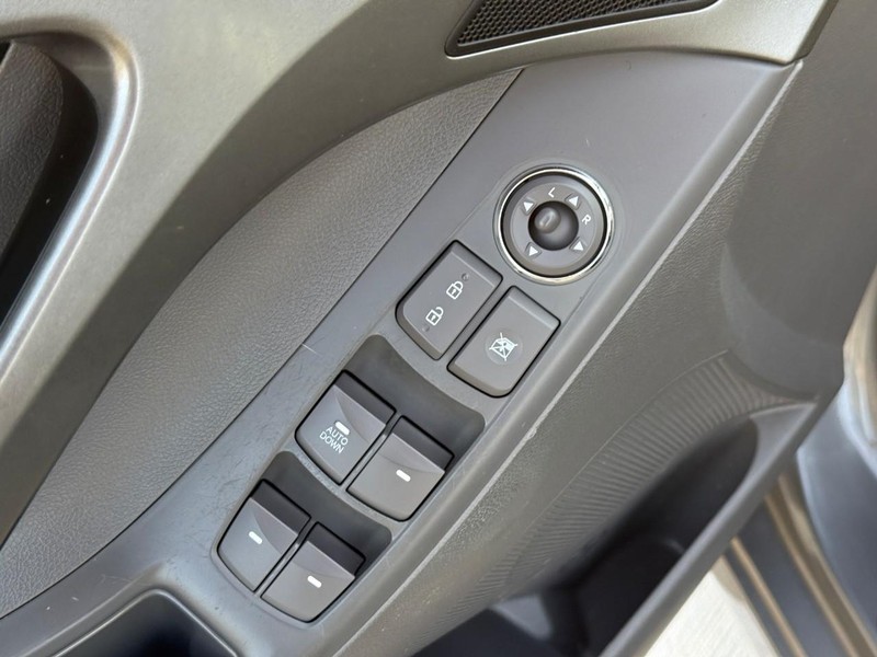 Hyundai Elantra Vehicle Full-screen Gallery Image 16