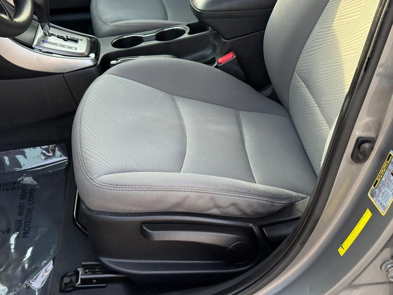 Hyundai Elantra Vehicle Full-screen Gallery Image 17