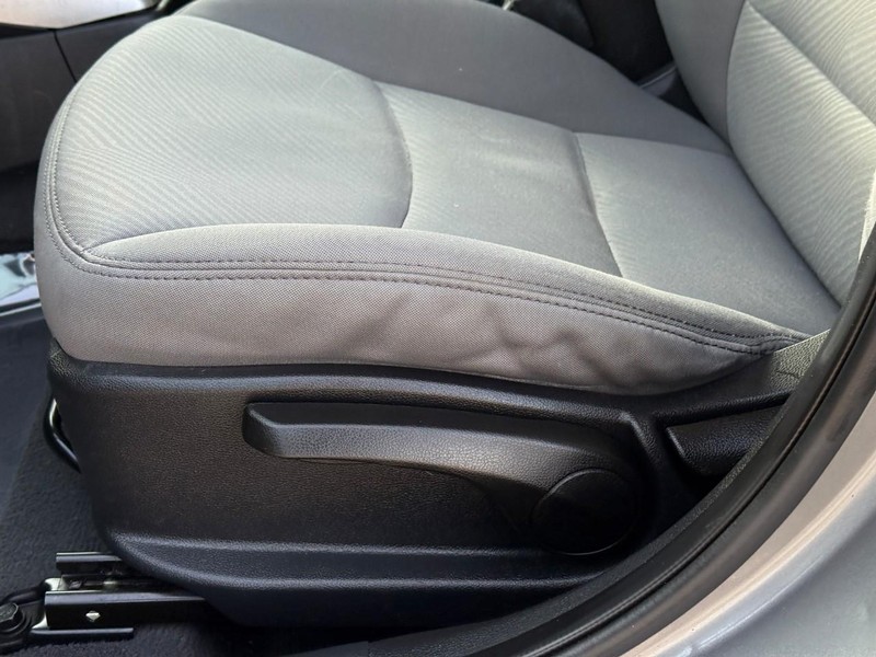 Hyundai Elantra Vehicle Full-screen Gallery Image 18