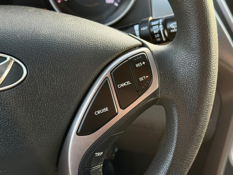 Hyundai Elantra Vehicle Full-screen Gallery Image 19