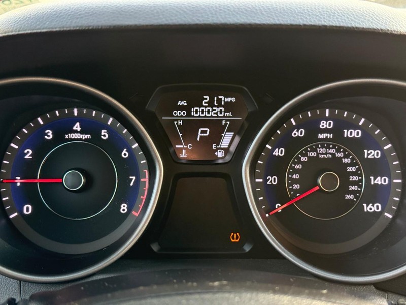 Hyundai Elantra Vehicle Full-screen Gallery Image 20