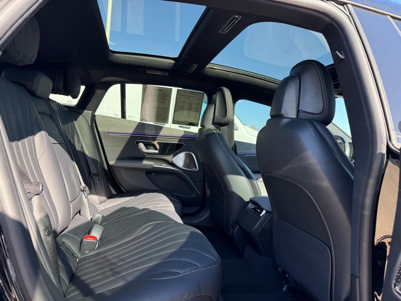 Mercedes-Benz EQS Vehicle Full-screen Gallery Image 09