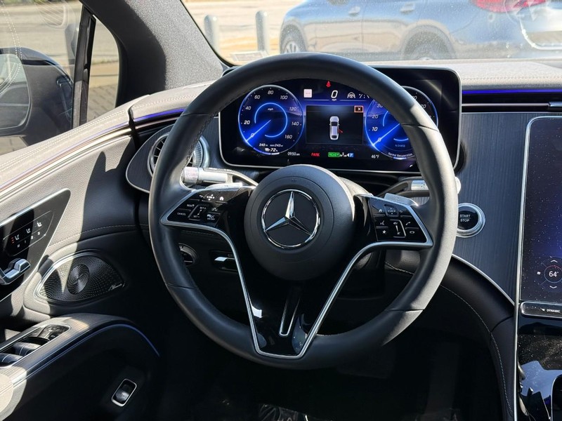 Mercedes-Benz EQS Vehicle Full-screen Gallery Image 11