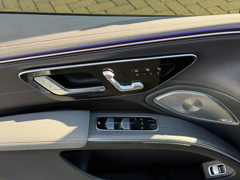 Mercedes-Benz EQS Vehicle Full-screen Gallery Image 14