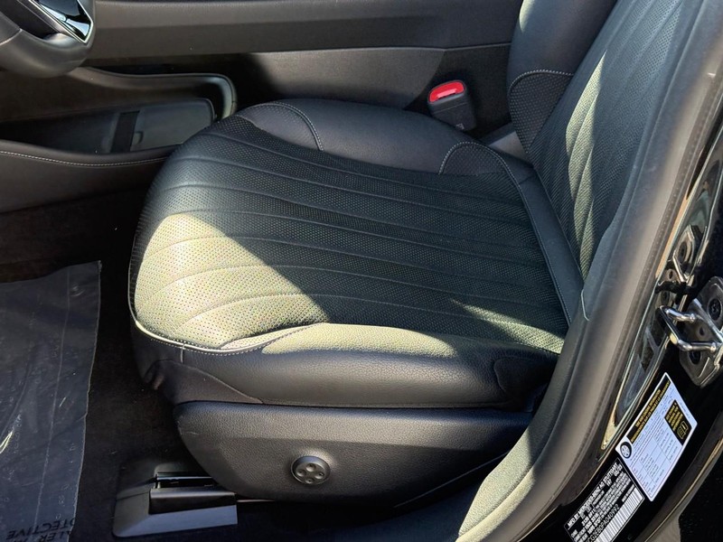 Mercedes-Benz EQS Vehicle Full-screen Gallery Image 16