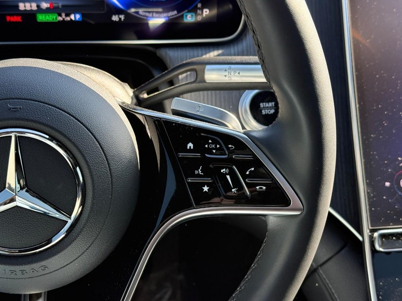 Mercedes-Benz EQS Vehicle Full-screen Gallery Image 18