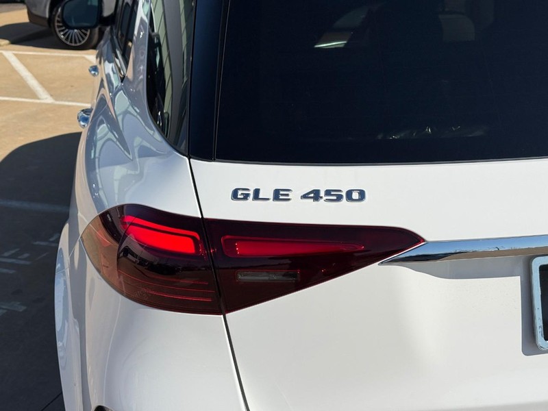 Mercedes-Benz GLE Vehicle Full-screen Gallery Image 4