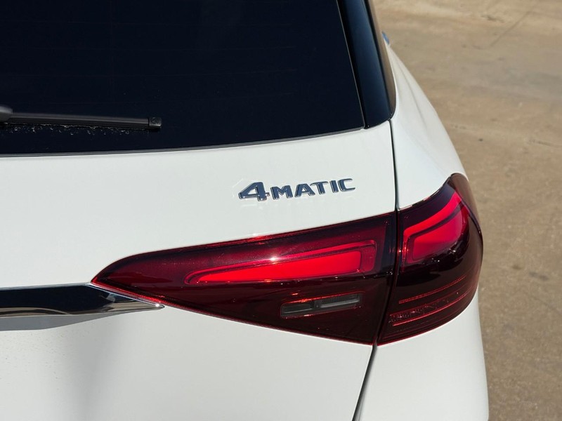 Mercedes-Benz GLE Vehicle Full-screen Gallery Image 5