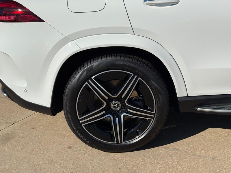 Mercedes-Benz GLE Vehicle Full-screen Gallery Image 6