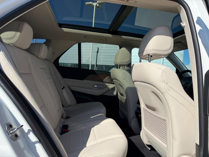 Mercedes-Benz GLE Vehicle Full-screen Gallery Image 7