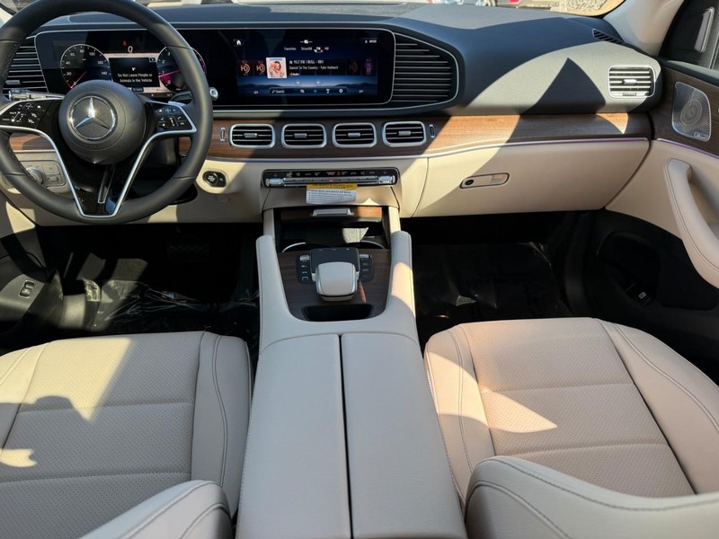 Mercedes-Benz GLE Vehicle Full-screen Gallery Image 8