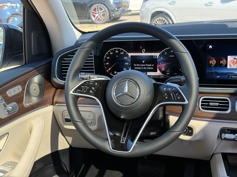 Mercedes-Benz GLE Vehicle Full-screen Gallery Image 9