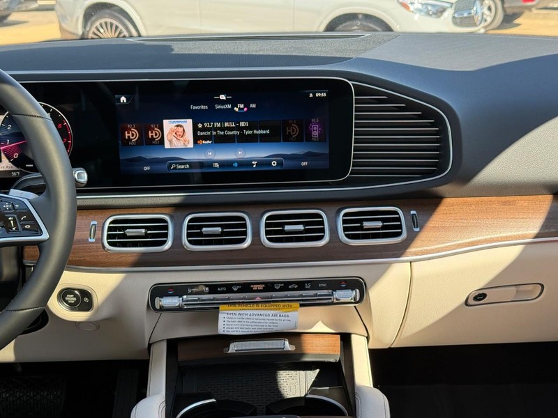 Mercedes-Benz GLE Vehicle Full-screen Gallery Image 10