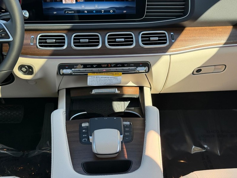 Mercedes-Benz GLE Vehicle Full-screen Gallery Image 11