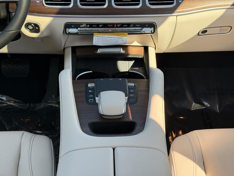 Mercedes-Benz GLE Vehicle Full-screen Gallery Image 12