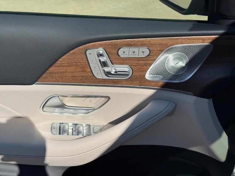 Mercedes-Benz GLE Vehicle Full-screen Gallery Image 13