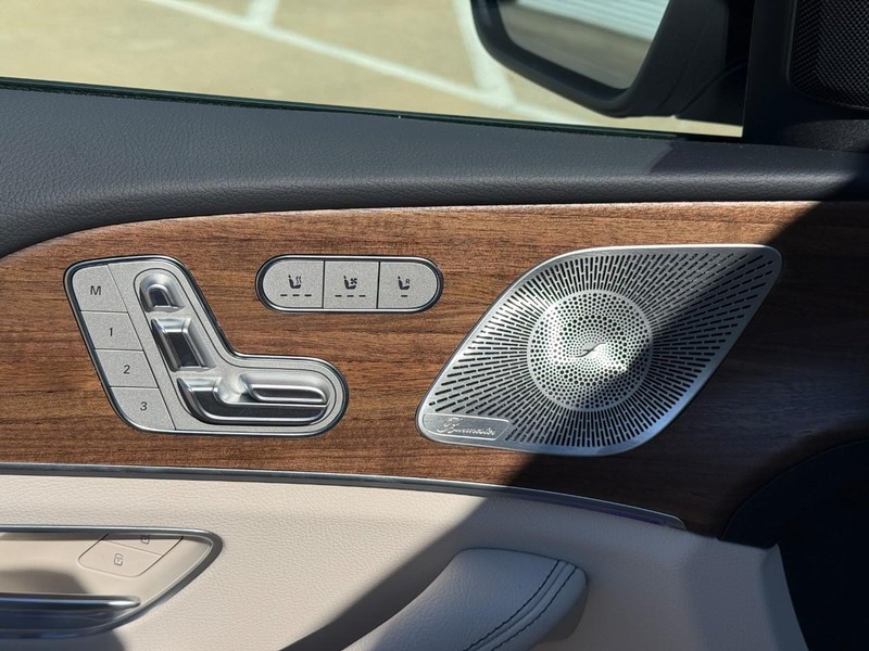 Mercedes-Benz GLE Vehicle Full-screen Gallery Image 14