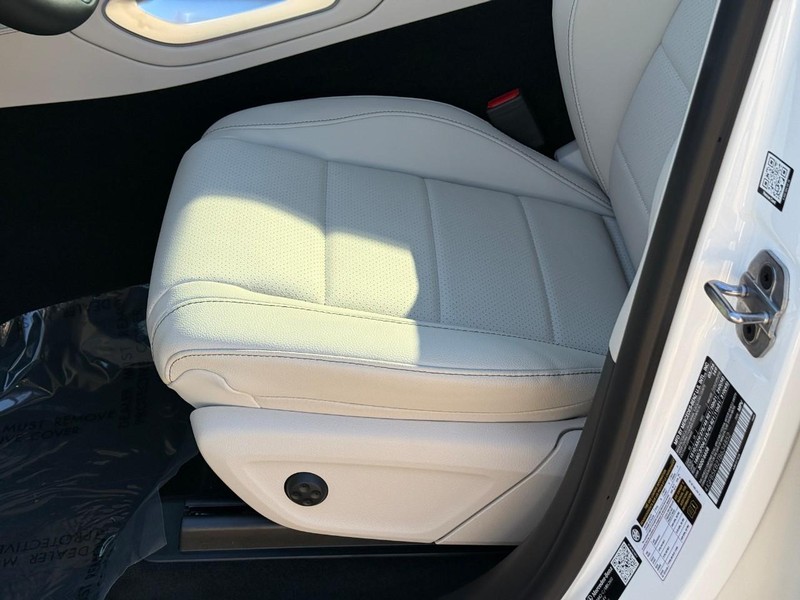 Mercedes-Benz GLE Vehicle Full-screen Gallery Image 15