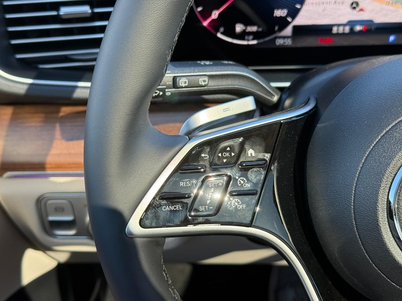 Mercedes-Benz GLE Vehicle Full-screen Gallery Image 16