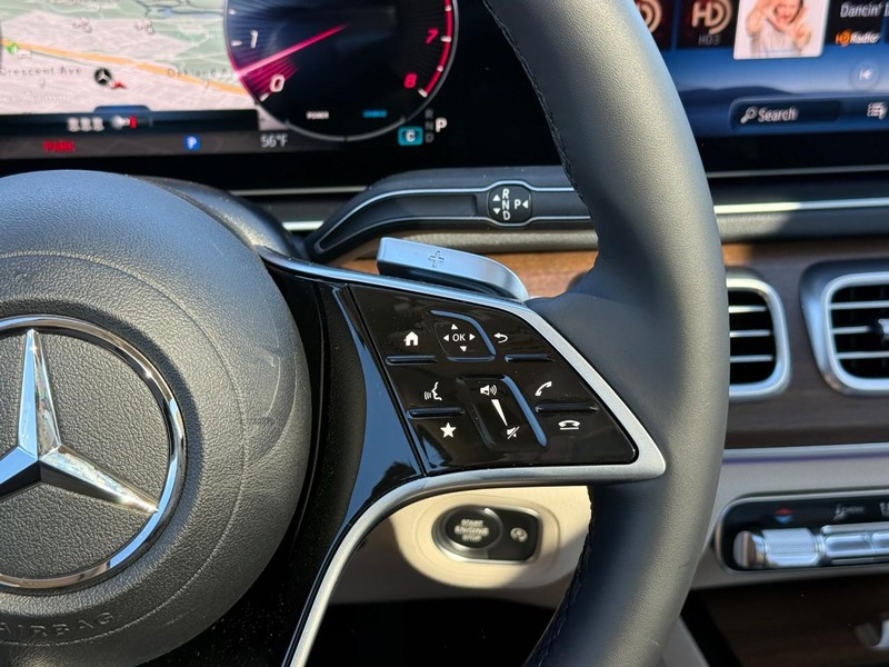 Mercedes-Benz GLE Vehicle Full-screen Gallery Image 17