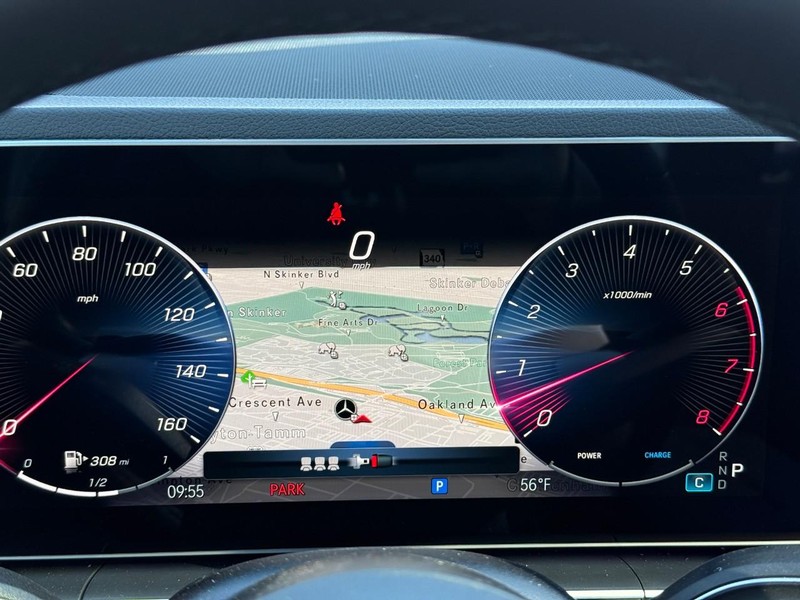 Mercedes-Benz GLE Vehicle Full-screen Gallery Image 18