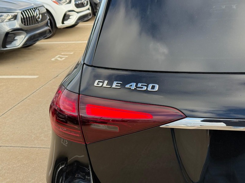 Mercedes-Benz GLE Vehicle Full-screen Gallery Image 4