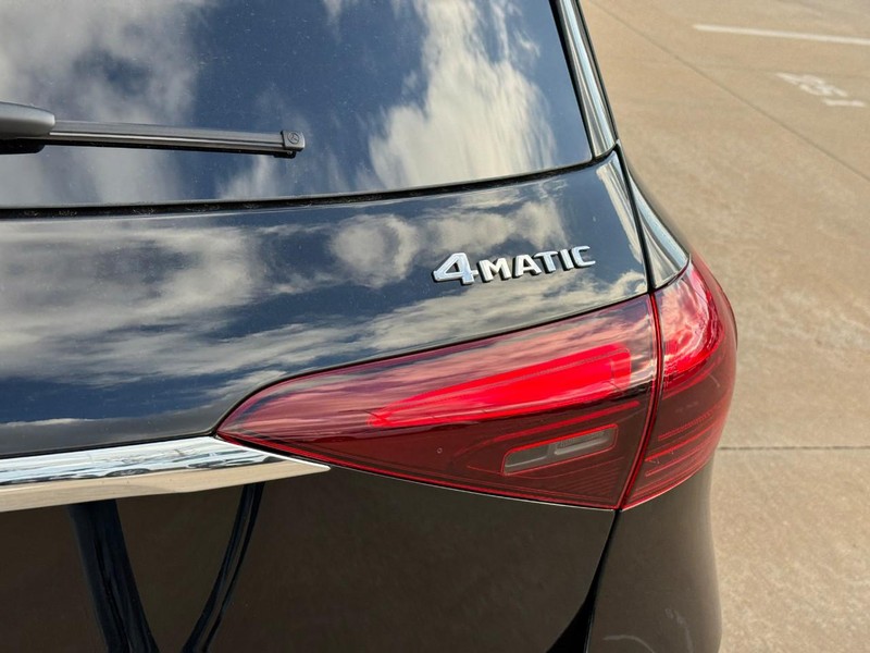 Mercedes-Benz GLE Vehicle Full-screen Gallery Image 5