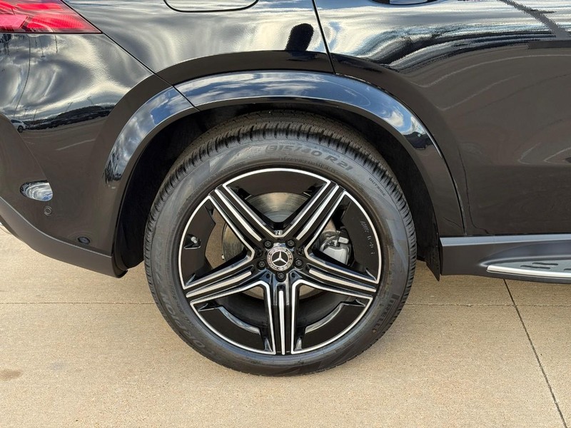 Mercedes-Benz GLE Vehicle Full-screen Gallery Image 6