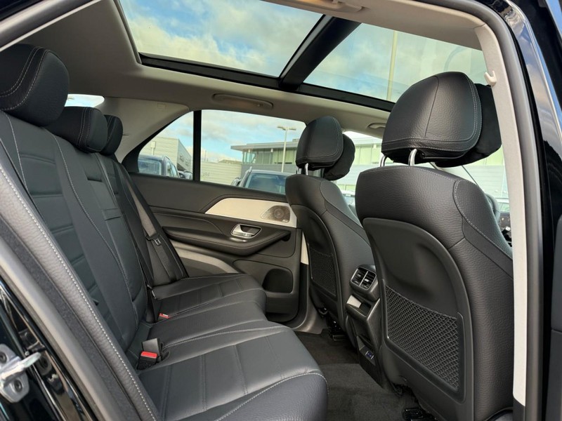 Mercedes-Benz GLE Vehicle Full-screen Gallery Image 7