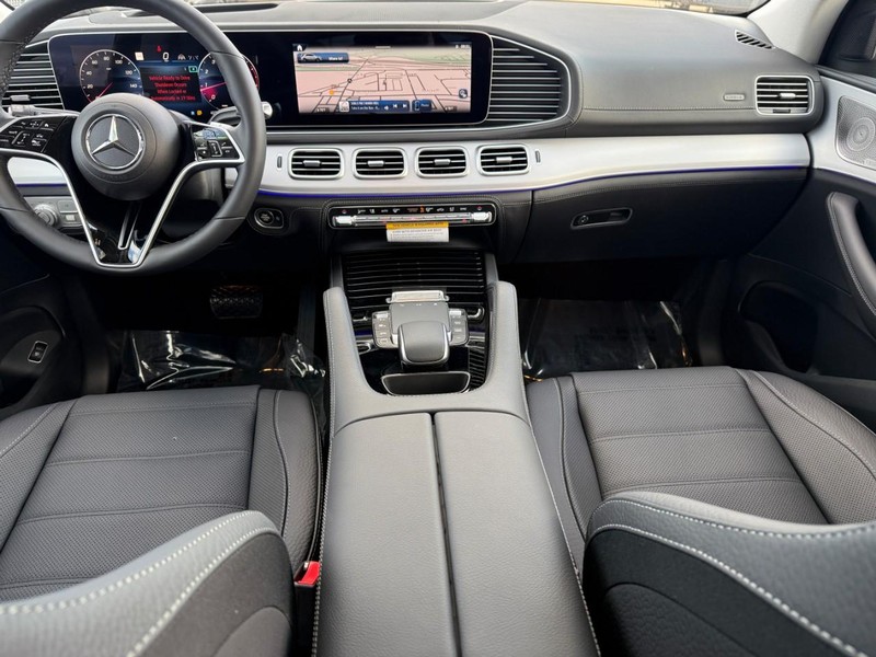 Mercedes-Benz GLE Vehicle Full-screen Gallery Image 8