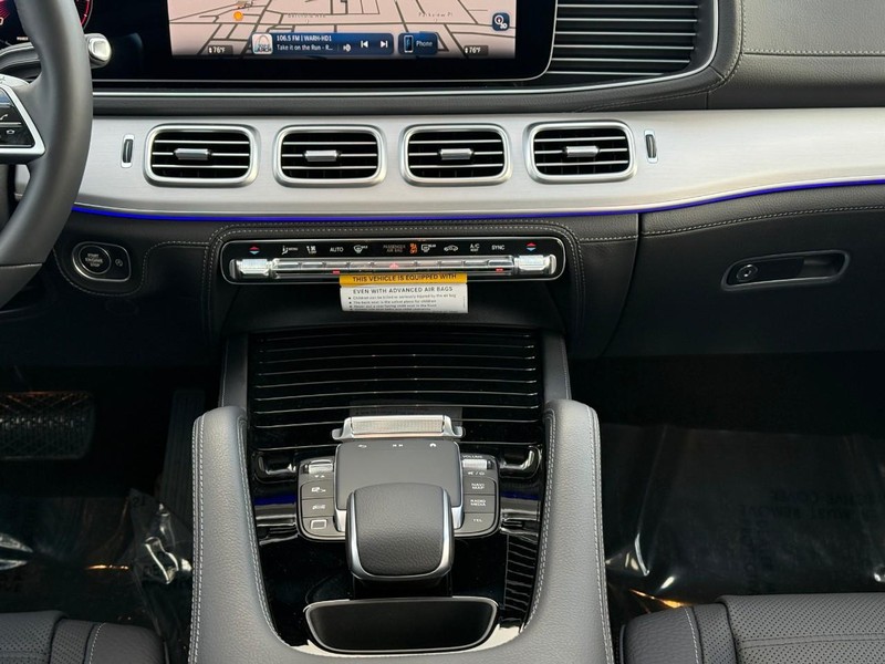 Mercedes-Benz GLE Vehicle Full-screen Gallery Image 11