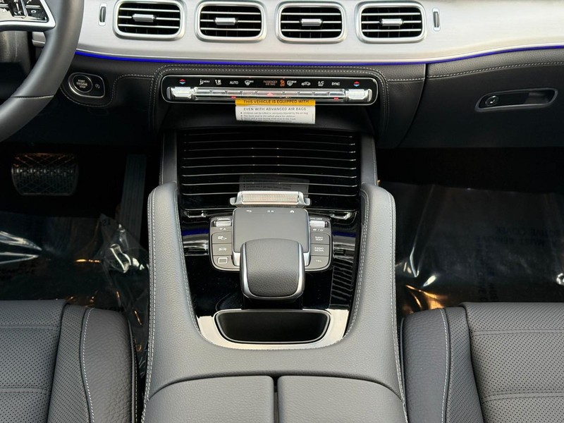 Mercedes-Benz GLE Vehicle Full-screen Gallery Image 12