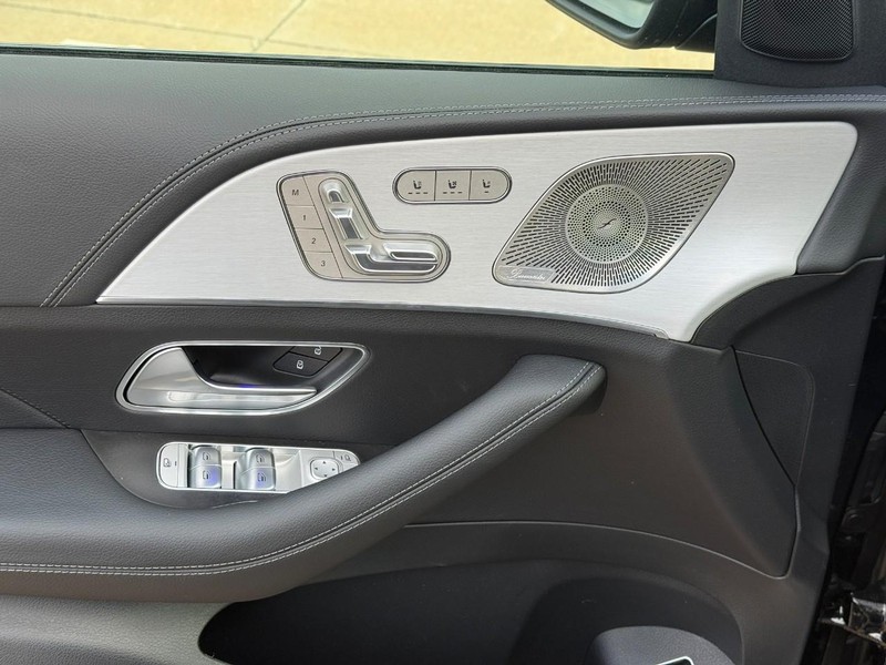 Mercedes-Benz GLE Vehicle Full-screen Gallery Image 13