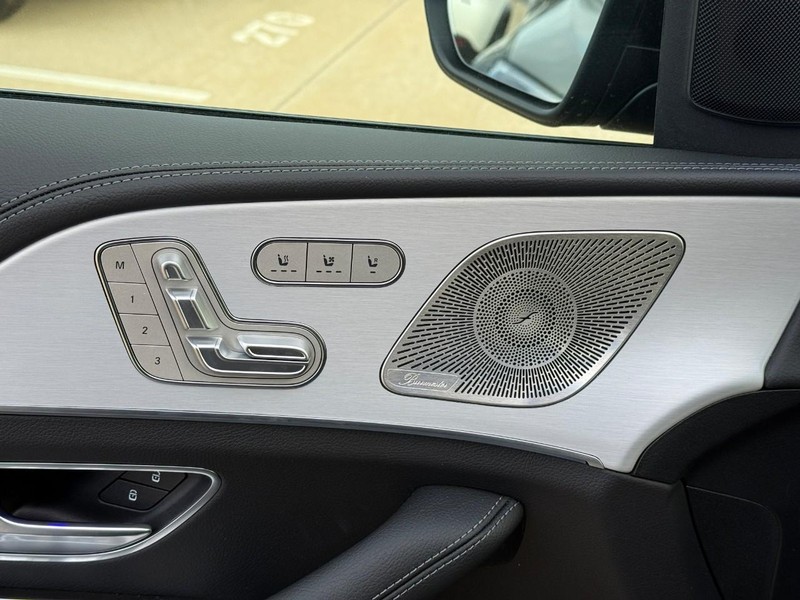 Mercedes-Benz GLE Vehicle Full-screen Gallery Image 14