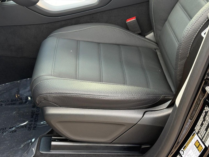 Mercedes-Benz GLE Vehicle Full-screen Gallery Image 15