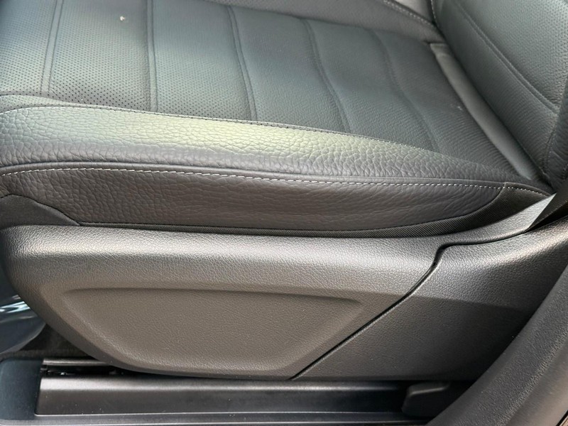 Mercedes-Benz GLE Vehicle Full-screen Gallery Image 16