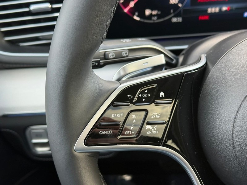 Mercedes-Benz GLE Vehicle Full-screen Gallery Image 17