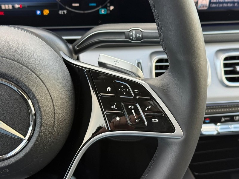Mercedes-Benz GLE Vehicle Full-screen Gallery Image 18