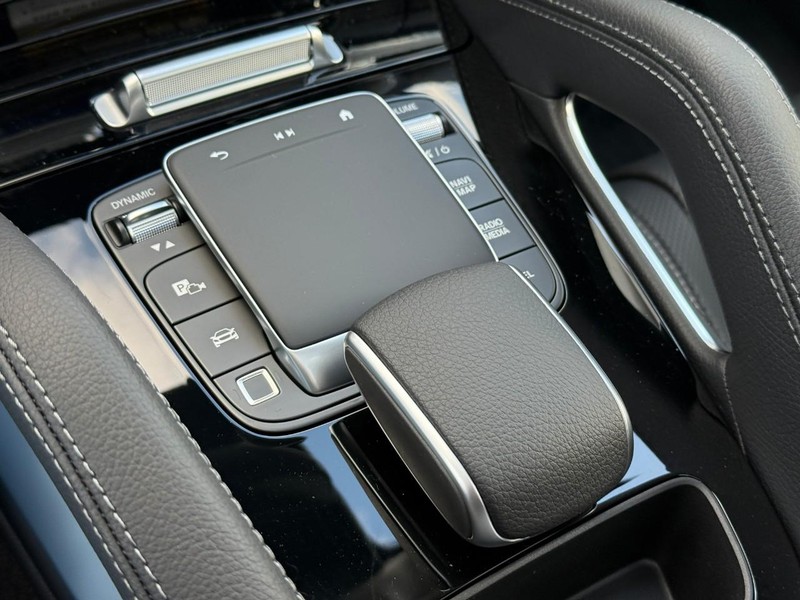 Mercedes-Benz GLE Vehicle Full-screen Gallery Image 19