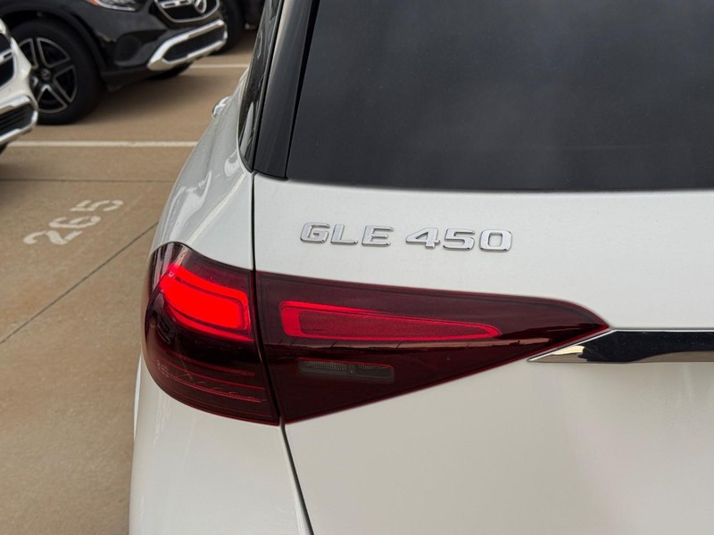 Mercedes-Benz GLE Vehicle Full-screen Gallery Image 4