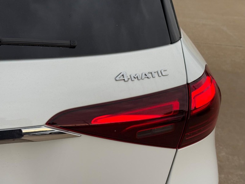 Mercedes-Benz GLE Vehicle Full-screen Gallery Image 5