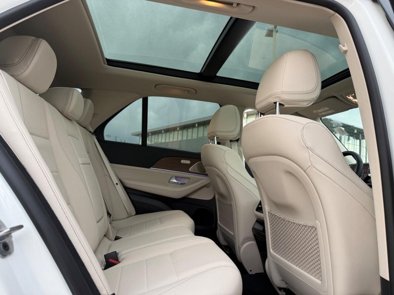 Mercedes-Benz GLE Vehicle Full-screen Gallery Image 7