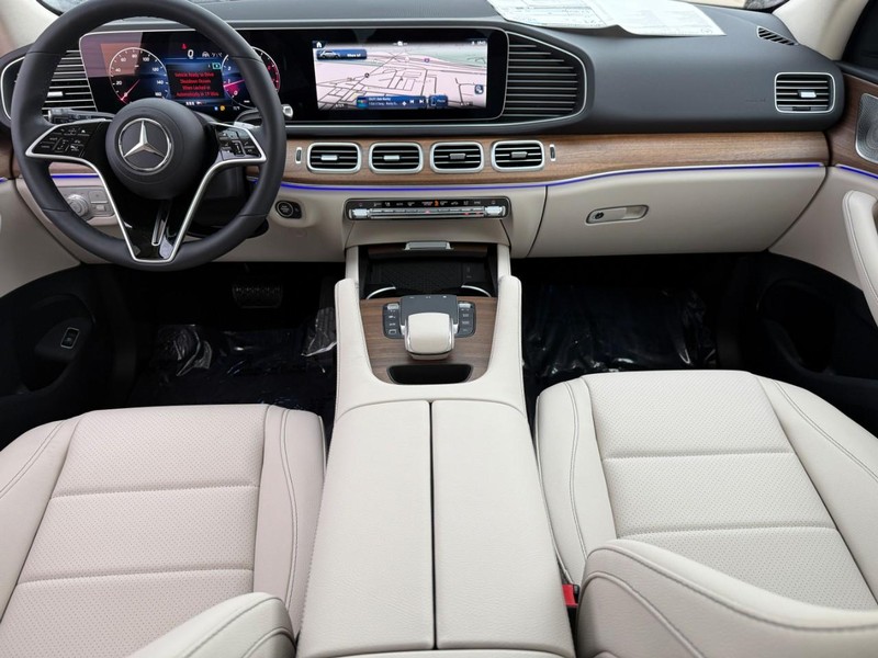 Mercedes-Benz GLE Vehicle Full-screen Gallery Image 9